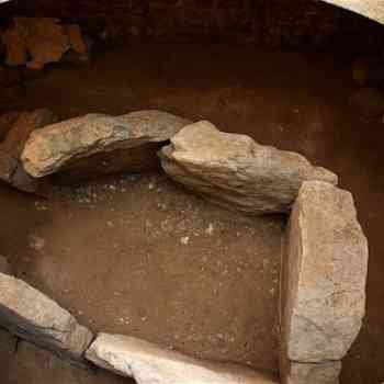 Click para ampliar. Pulsa en el nombre para ver la ficha. Pelayo 10 - Dolmen bajo la capilla de la Sta. Cruz